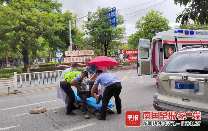 暖心！老人忽然倒在马路上，辅警为其撑伞等待救护车