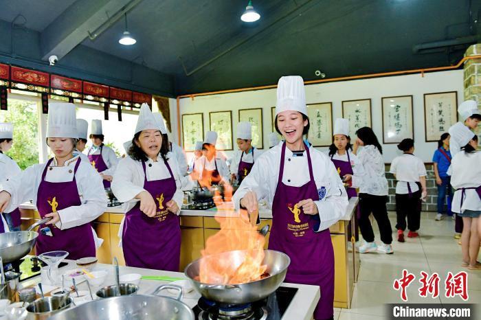 从舌尖到心头：美国华裔青少年体验“一座来了就不想走”的城市