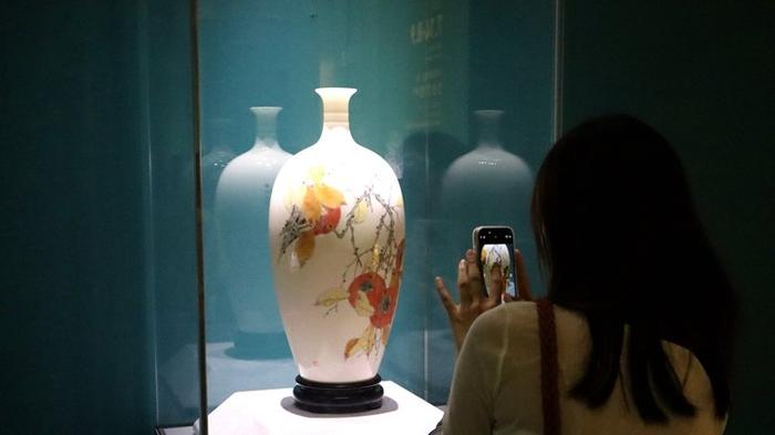 德化瓷亮相中国美术馆 Dehua white porcelain exhibition held in Beijing