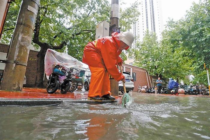 我市各部门以“雨”为令 积极有效应对强降雨