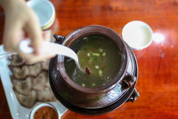 厨师在菜肴里掺止泻药，这是谋财害命 | 新京报快评