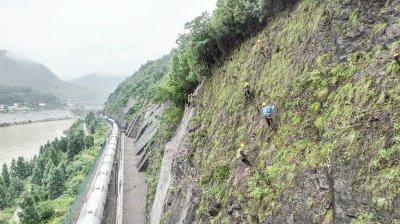 一场暴雨，一场守护。西安铁路局广大职工把岗位当战位，积极打好防洪防汛“主动仗”