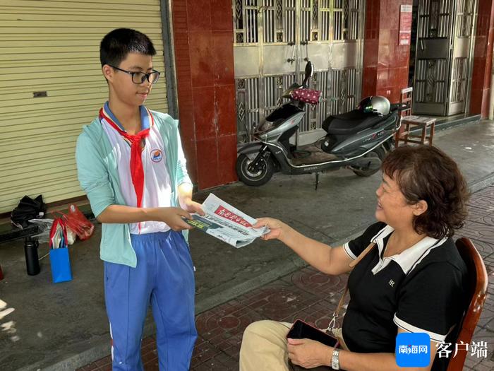 两小时售完千余份报纸！琼海这68名小学生体验不一样的暑期社会实践活动