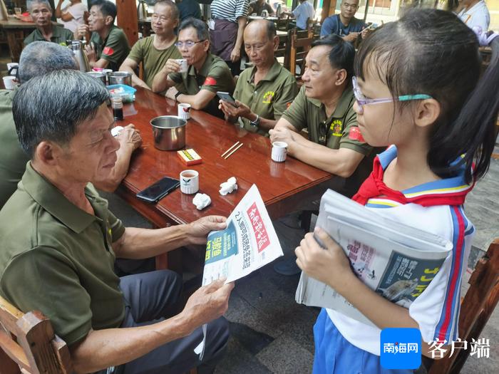 两小时售完千余份报纸！琼海这68名小学生体验不一样的暑期社会实践活动