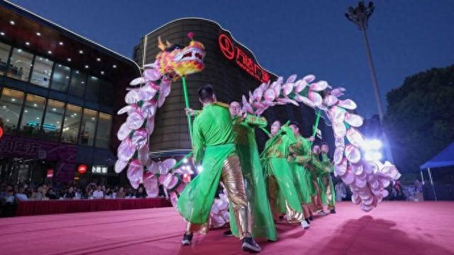 夜晚，沪郊商圈来了一支支舞龙队……上海金山探索“农文旅体商”融合发展新路径