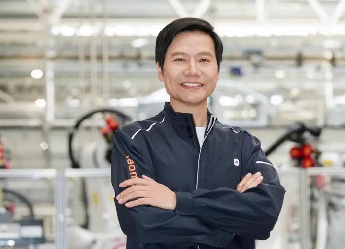 雷军身着小米汽车工厂的工装服。来源:雷军微博
