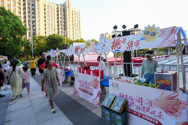 夜晚，沪郊商圈来了一支支舞龙队……上海金山探索“农文旅体商”融合发展新路径