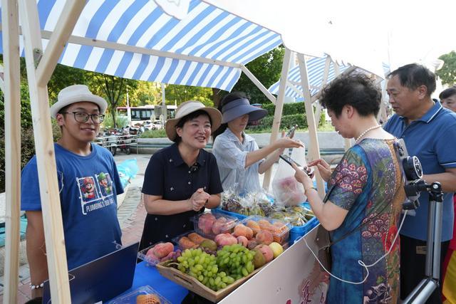 夜晚，沪郊商圈来了一支支舞龙队……上海金山探索“农文旅体商”融合发展新路径