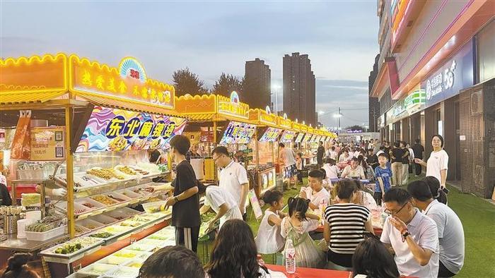 “逛夜市 品变化”系列报道 明亮灯光下的烟火与浪漫