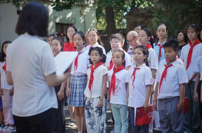 香山公园研学课堂小讲师开讲，为游客提供志愿讲解服务