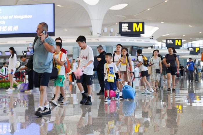 杭州萧山国际机场单日旅客吞吐量达15.46万人次 创历史新高