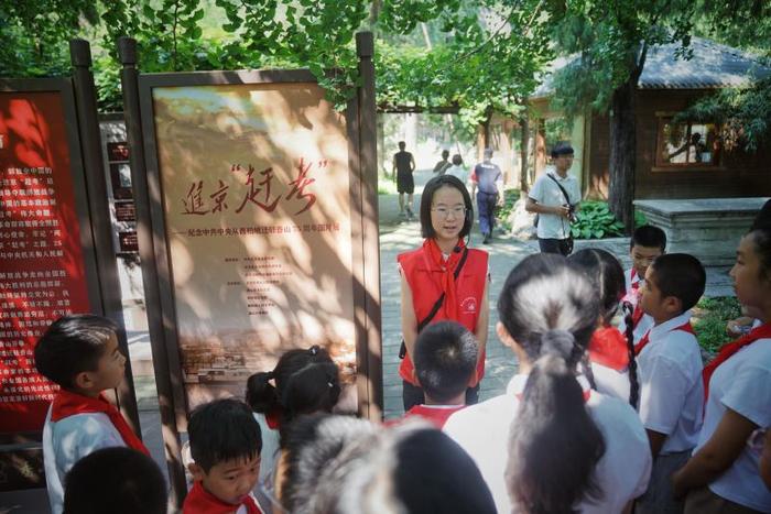 香山公园研学课堂小讲师开讲，为游客提供志愿讲解服务