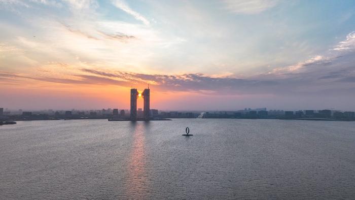 临港海滩朝霞绝了，上海人都来这里看海！凌晨就堵车排队，这波流量接得住吗？