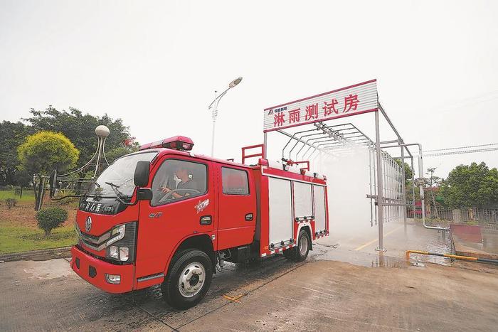 首辆福建造“迷你”消防车诞生