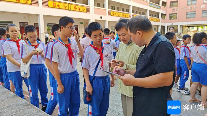 两小时售完千余份报纸！琼海这68名小学生体验不一样的暑期社会实践活动