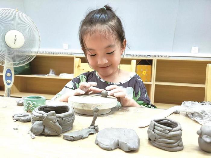 在峰峰矿区磁州窑盐店遗址博物馆制作手工杯子