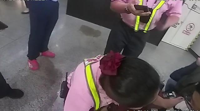 地铁女乘客中暑晕厥，驻站民警紧急施救