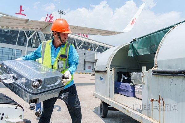 客流新高纪录遇上60度机坪高温 上海机场人护航暑运