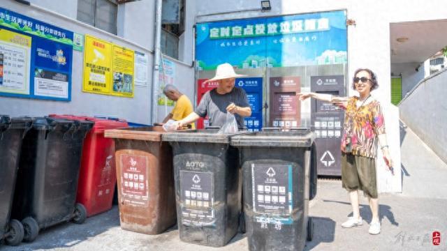 “守门员”老张：40℃高温下坚守垃圾分类第一线