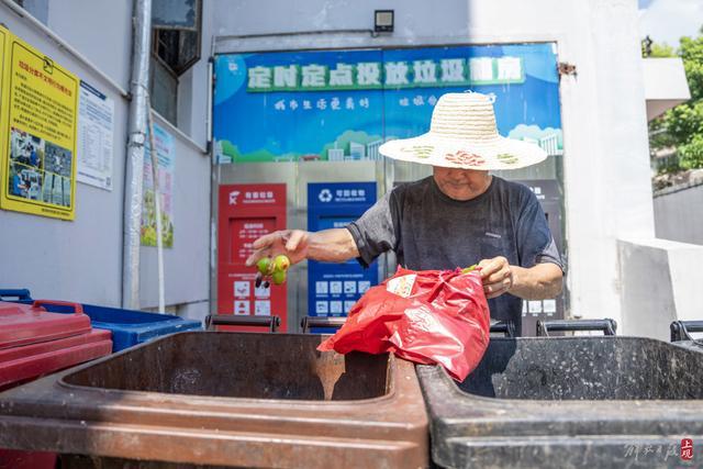 “守门员”老张：40℃高温下坚守垃圾分类第一线