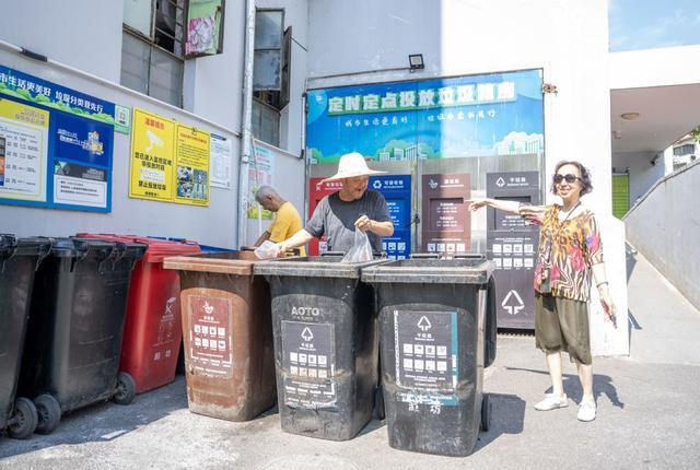 “守门员”老张：40℃高温下坚守垃圾分类第一线