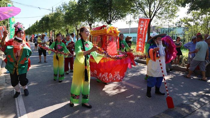 “村晚”“村BA”“村操”“村歌赛”……乡村夜晚热辣滚烫