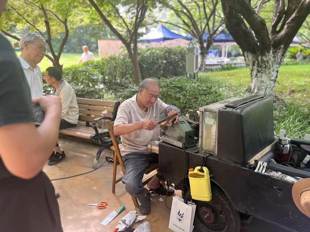 太怀念了！小辰光的露天电影唤起居民美好回忆……