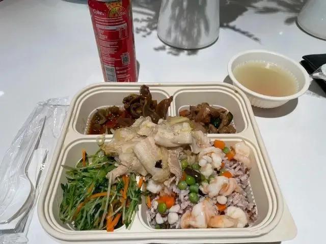 “主要食用变质鸡肉”，字节跳动新加坡公司130名员工食物中毒，有人吐到瘫倒，知情人士透露→