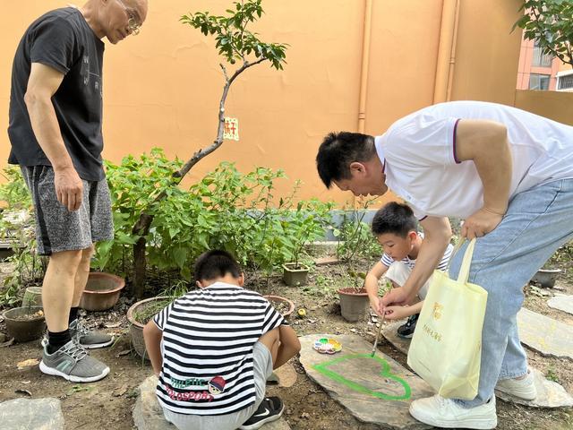 识花绘图，居民自治让小区美出新高度