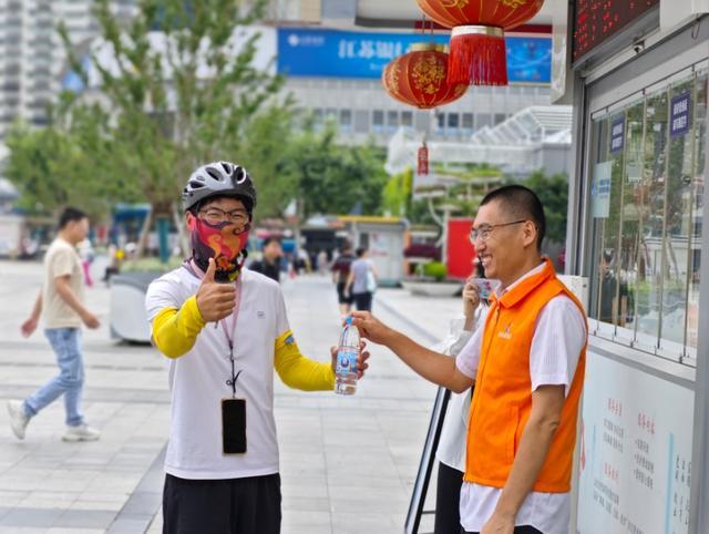 走！去铁路上海站找一座蓝白色的“小亭子”！内有“宝藏”~