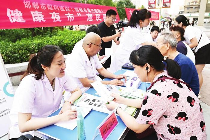 第三医院“健康夜市”惠民义诊活动走进邯山区万达广场