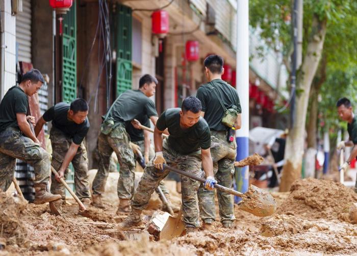 “只要有一线生机，我们就要全力以赴”——直击湖南资兴灾区抢险救援