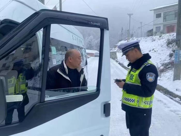 一身警服，一辆巡逻车，他是群众守护神……