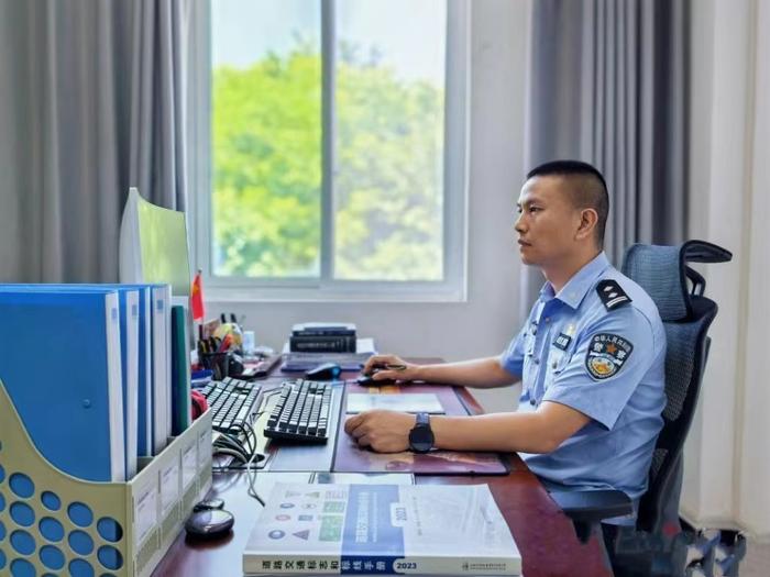 一身警服，一辆巡逻车，他是群众守护神……