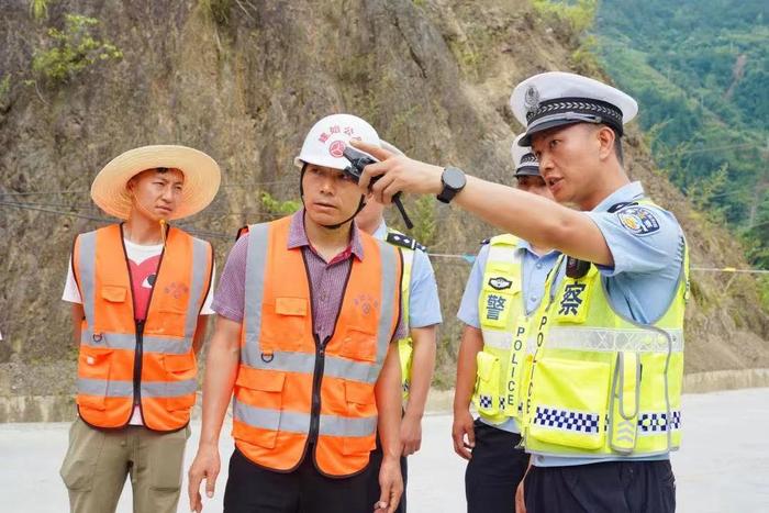 一身警服，一辆巡逻车，他是群众守护神……