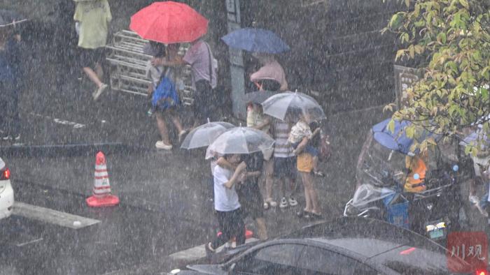 C视觉 | 刚刚成都市区大雨倾盆 你被淋到了吗？