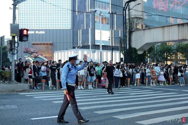 连开六场演唱会，热浪中与Jolin相约，忙坏民警和化妆师