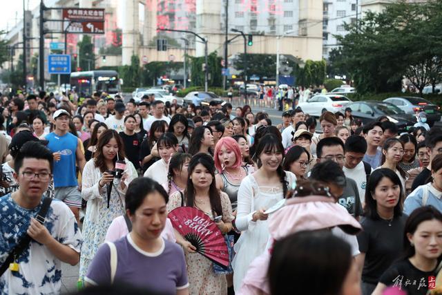 连开六场演唱会，热浪中与Jolin相约，忙坏民警和化妆师