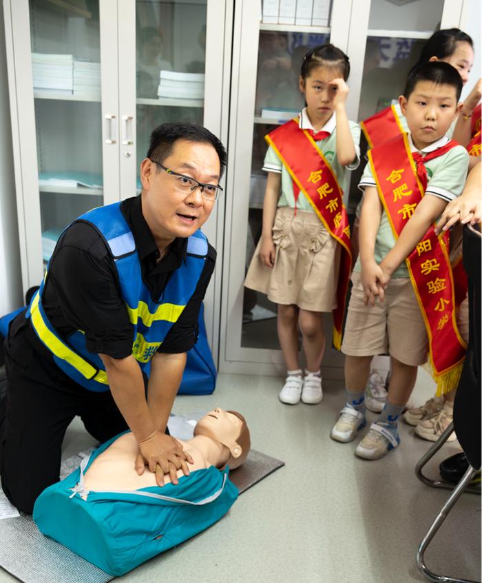 “携手蓝天救援队，共筑生命守护线”——合肥市庐阳实验小学“缤纷夏日”红领巾假日小队实践活动