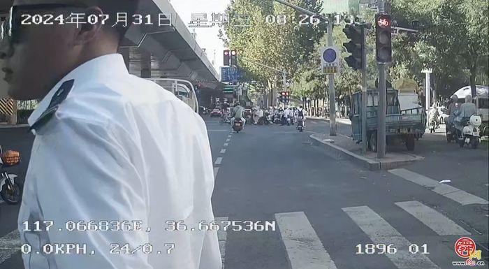 危险！路边三轮车突然溜至道路中间 幸亏济南公交司机及时出手消除安全隐患