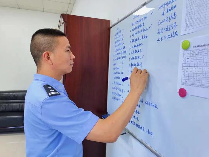 一身警服，一辆巡逻车，他是群众守护神……