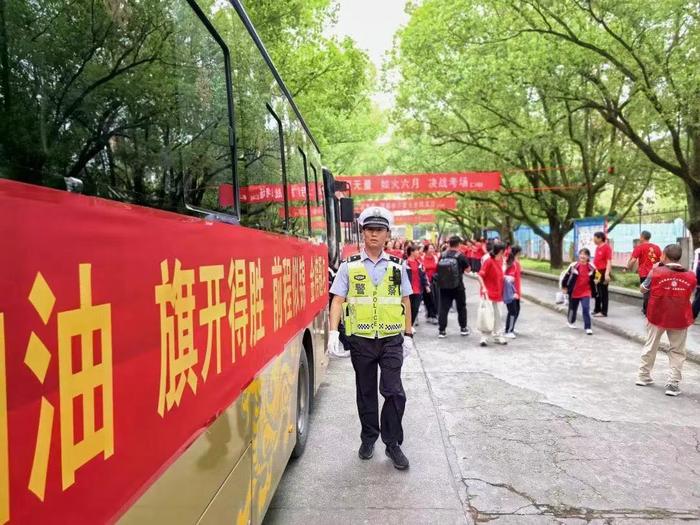 一身警服，一辆巡逻车，他是群众守护神……