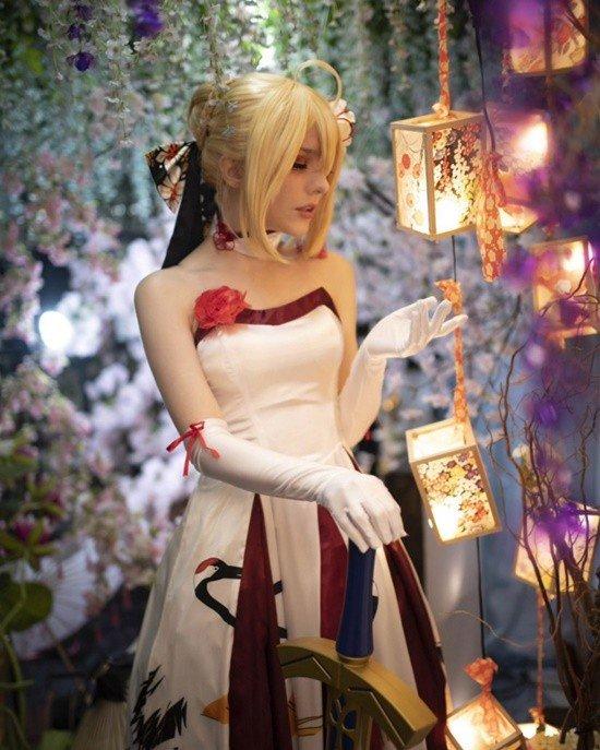 俄妹COS《Fate》Saber：泳装呆毛王 靓丽吸睛