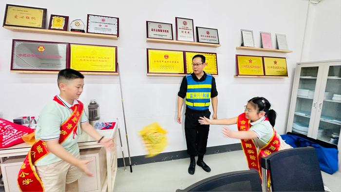 “携手蓝天救援队，共筑生命守护线”——合肥市庐阳实验小学“缤纷夏日”红领巾假日小队实践活动