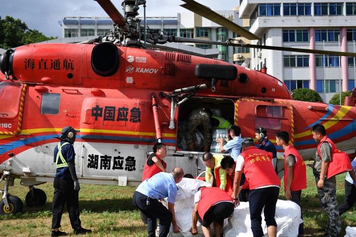 “只要有一线生机，我们就要全力以赴”——直击湖南资兴灾区抢险救援