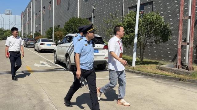 40°C+暴晒+尾气，是这群人每天的日常！