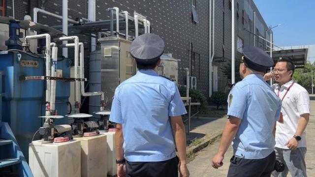 40°C+暴晒+尾气，是这群人每天的日常！