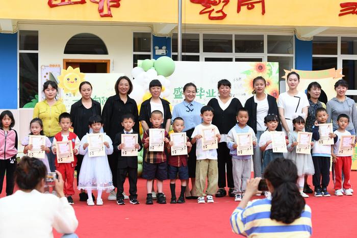 太燃了！这个幼儿园的毕业典礼变成了音乐节