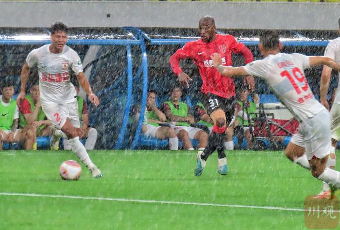 C视频｜暴雨中 成都蓉城4：0酣畅大胜长春亚泰