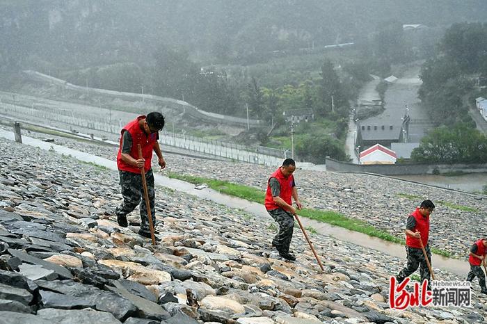 奋战主汛期 河北在行动丨保定市安格庄水库事务中心：雨中巡坝，确保水库安全